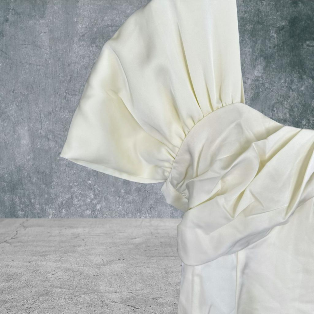 二手 ZHUOYI 珍珠白 光澤緞面大U領胸前抓皺後綁繩腰身 短袖 洋裝 VA505 ﹝凡賽蘇﹞-細節圖2