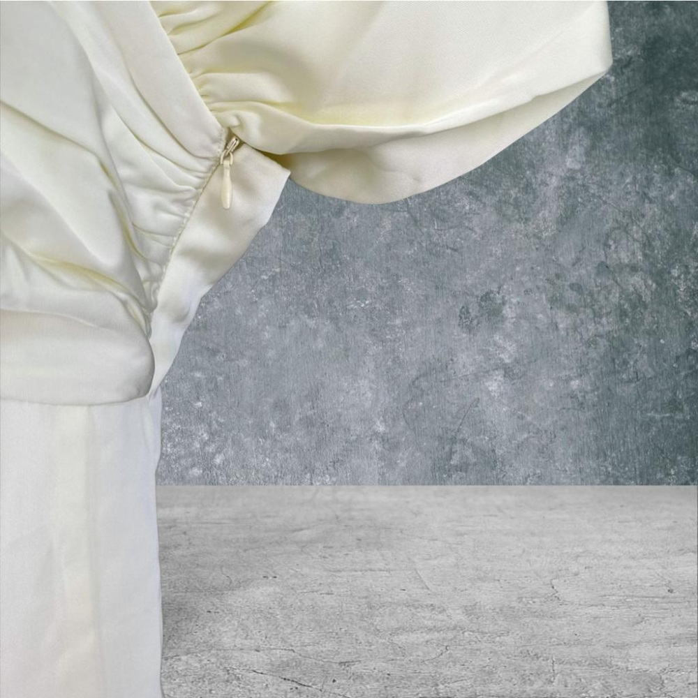 二手 ZHUOYI 珍珠白 光澤緞面大U領胸前抓皺後綁繩腰身 短袖 洋裝 VA505 ﹝凡賽蘇﹞-細節圖3