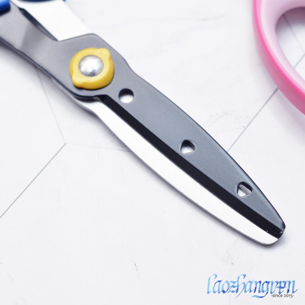 【老帳仁】KUTSUWA 小學生工作剪刀 氟加工不沾黏 右手用 附安全蓋 - 日本 剪刀 防沾黏 剪紙膠帶-細節圖3