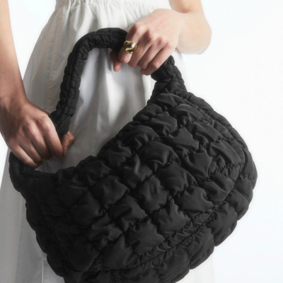 🔥 今年夏天最紅的 瑞典品牌 Cos QUILTED  Mini Bag 雲朵包 Jennie 著用同系列 彎月包-細節圖2