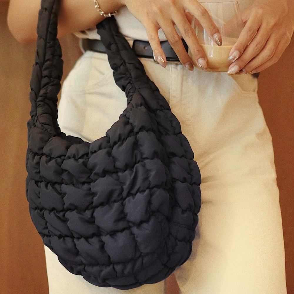 🔥 今年夏天最紅的 瑞典品牌 Cos QUILTED  Mini Bag 雲朵包 Jennie 著用同系列 彎月包-細節圖5