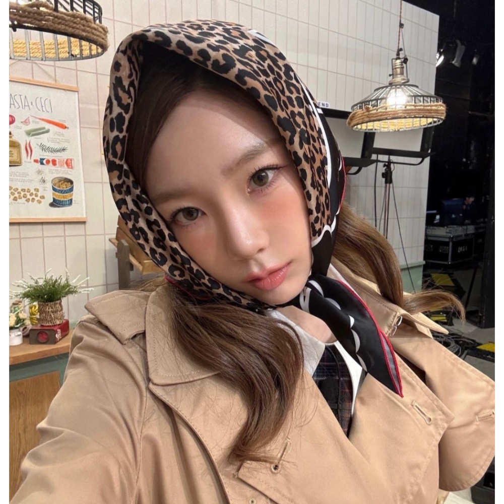 🇰🇷 韓國IVE REI 著用SOIF drink 豹紋蝴蝶結絲巾-細節圖2