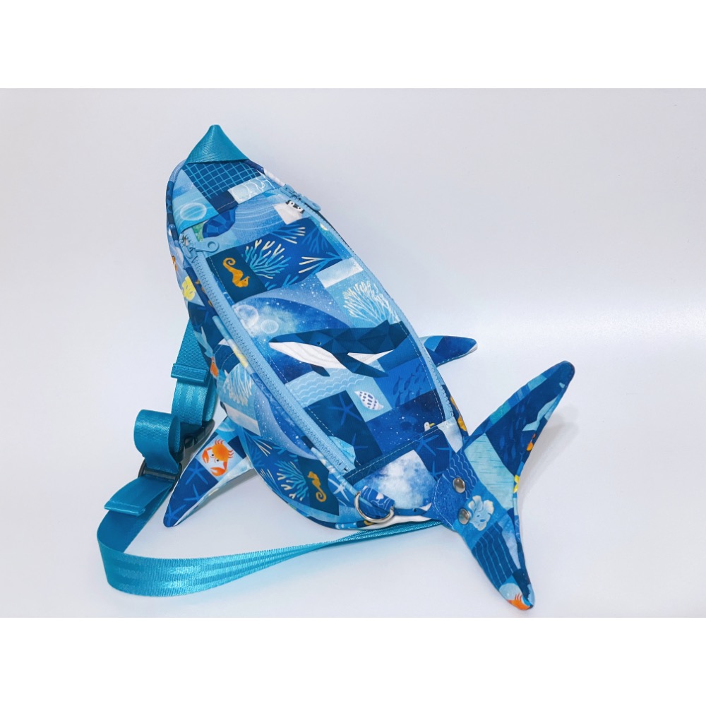 童趣小鯊魚立體斜背包-細節圖2