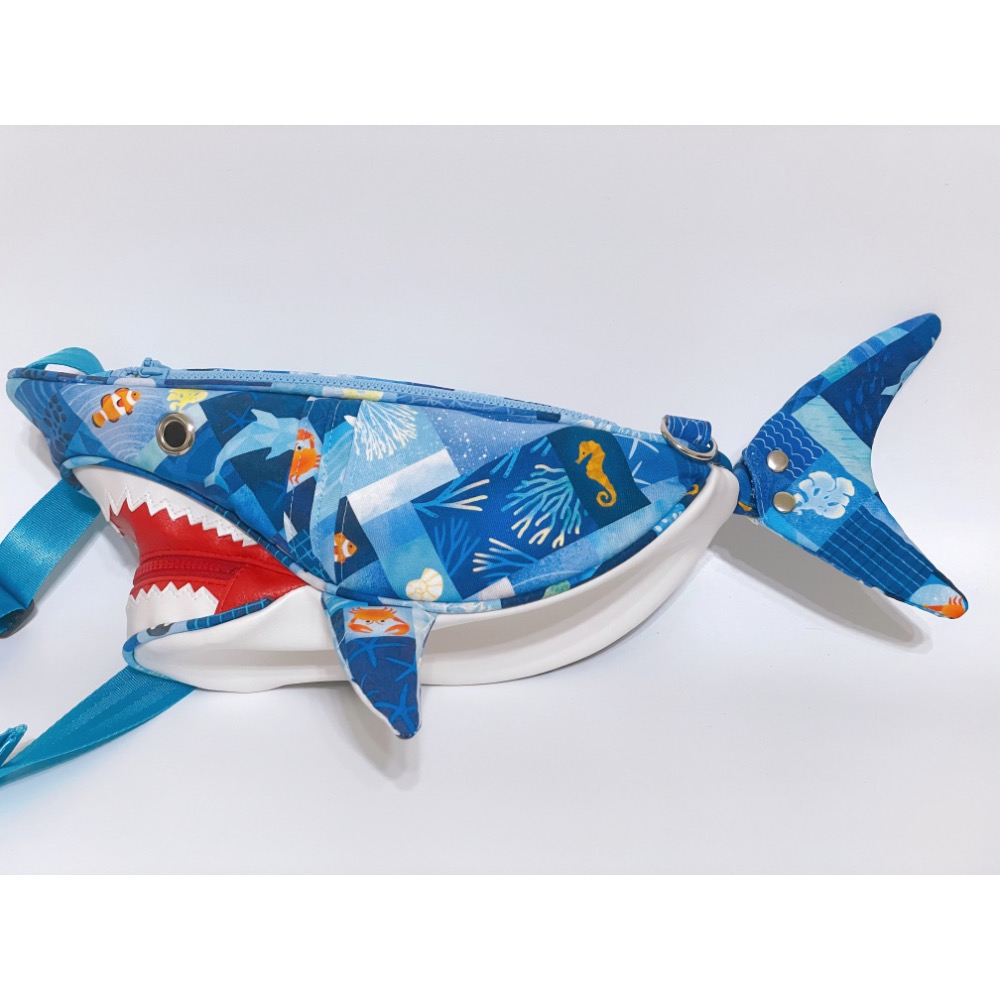 童趣小鯊魚立體斜背包-細節圖3