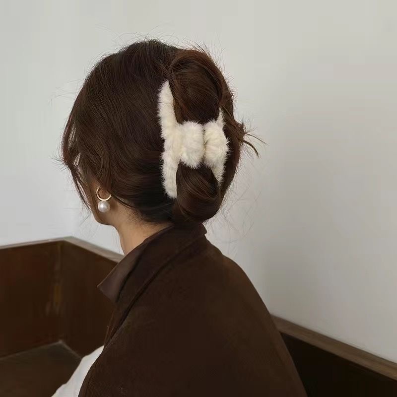 𝐌𝐈𝐆𝐔 闆娘自留款(現+預購) 超大鯊魚毛毛髮夾 毛絨大號秋冬髮夾 後腦盤頭髮鯊魚夾 毛毛夾 #D03003-細節圖2