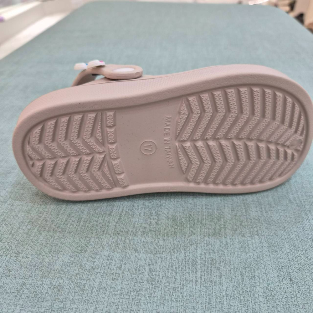 CAREBEARS 彩虹熊童鞋 女童 洞洞鞋 台灣製 正版 防水拖鞋 涼鞋 布希鞋 發亮 粉色 奶茶色 CB59993-細節圖5