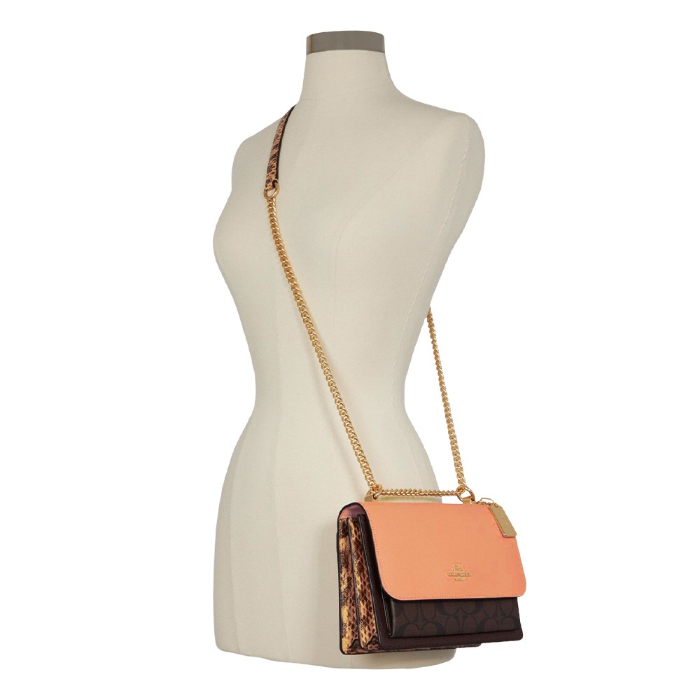 【COACH】防刮皮革翻蓋斜背包-桔咖-細節圖4