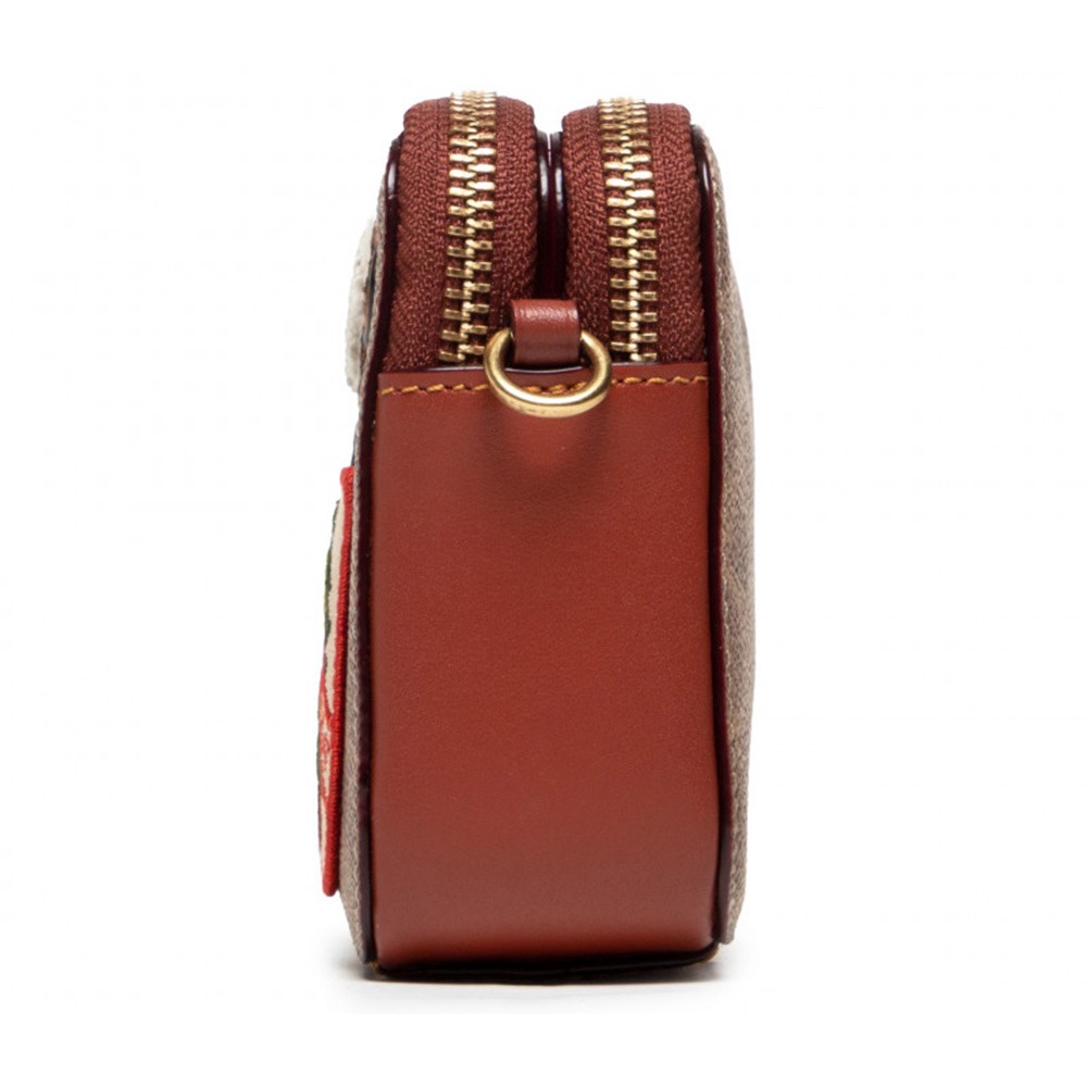 【COACH】滿版LOGO皮革斜背包-徽章-細節圖2