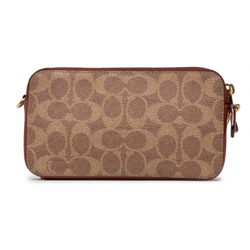 【COACH】滿版LOGO皮革斜背包-徽章-細節圖3