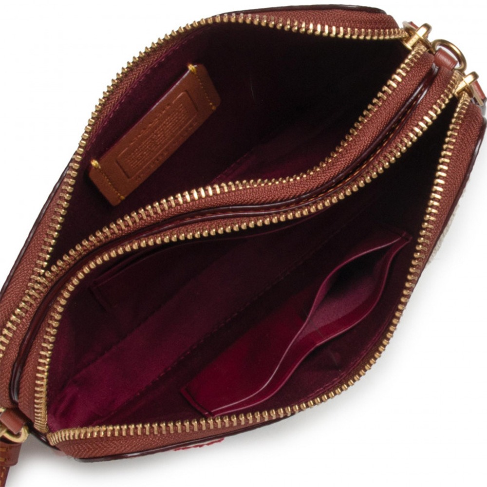 【COACH】滿版LOGO皮革斜背包-徽章-細節圖4