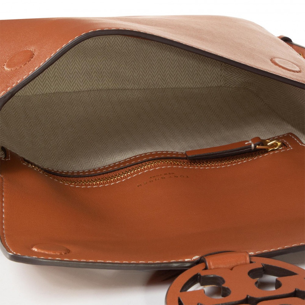 【TORY BURCH 】 經典LOGO翻蓋皮革斜背包-焦糖色-細節圖4
