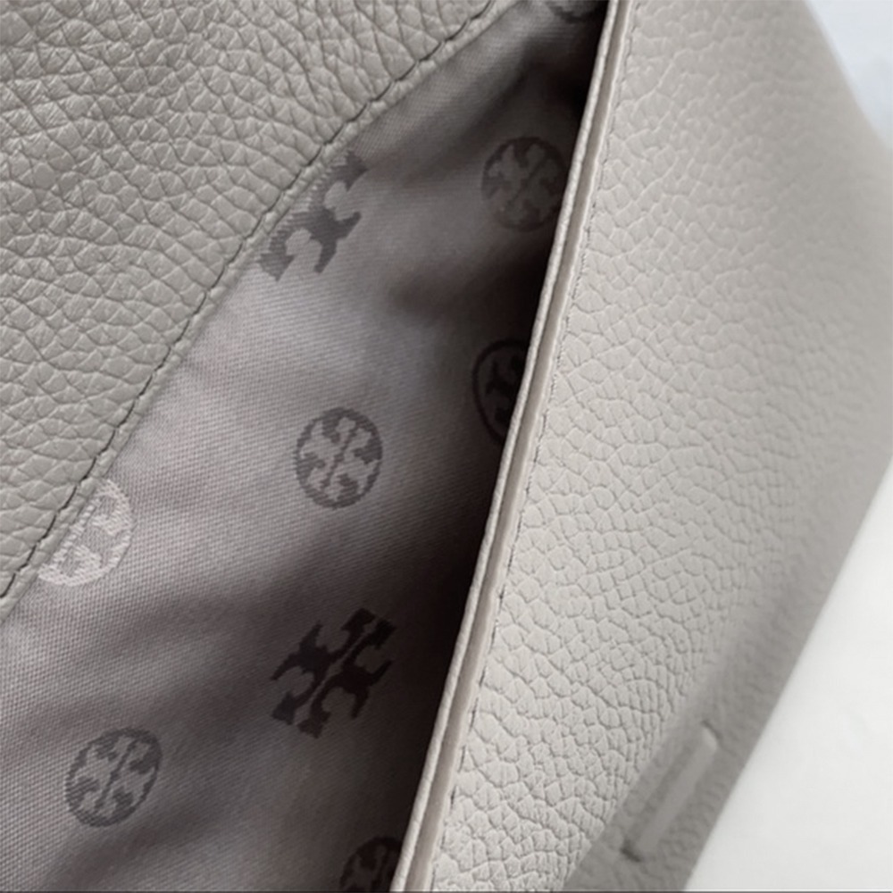 【Tory Burch】流蘇皮革翻蓋斜背包-灰-細節圖4