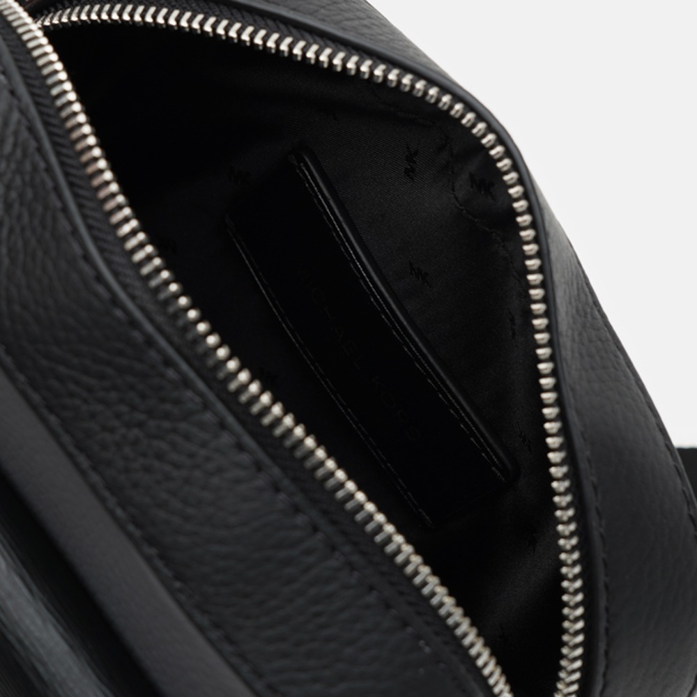 【MICHAEL KORS】防刮皮革素色斜背包-黑-細節圖2