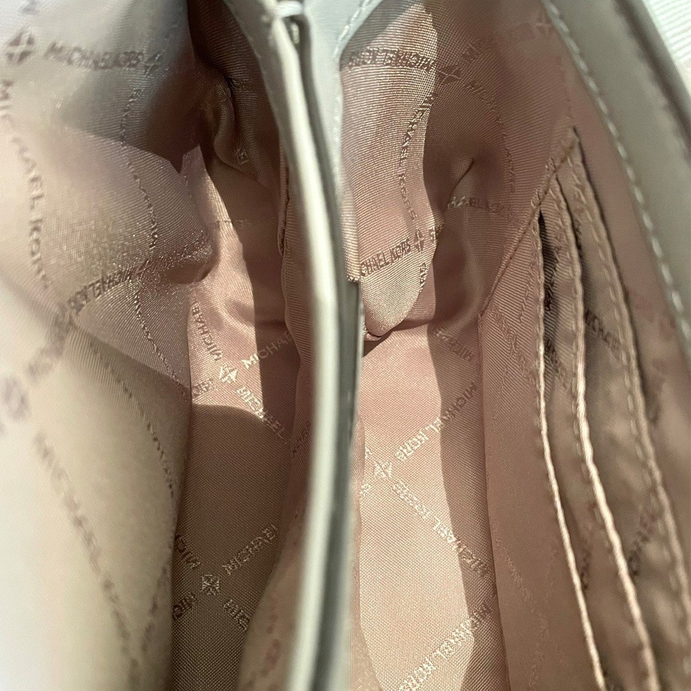【MICHAEL KORS】防刮皮革素色肩背斜背包-大象灰-細節圖2