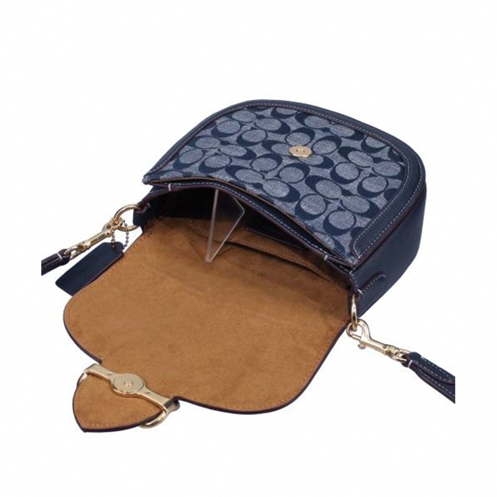 【COACH】滿版LOGO翻蓋皮革馬鞍斜背包-丹寧深藍-細節圖4