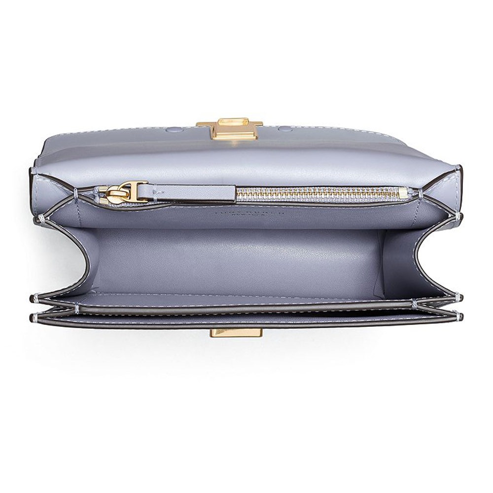 【TORY BURCH】復古拼接皮革翻蓋斜背包-卡其滾藍邊-細節圖4