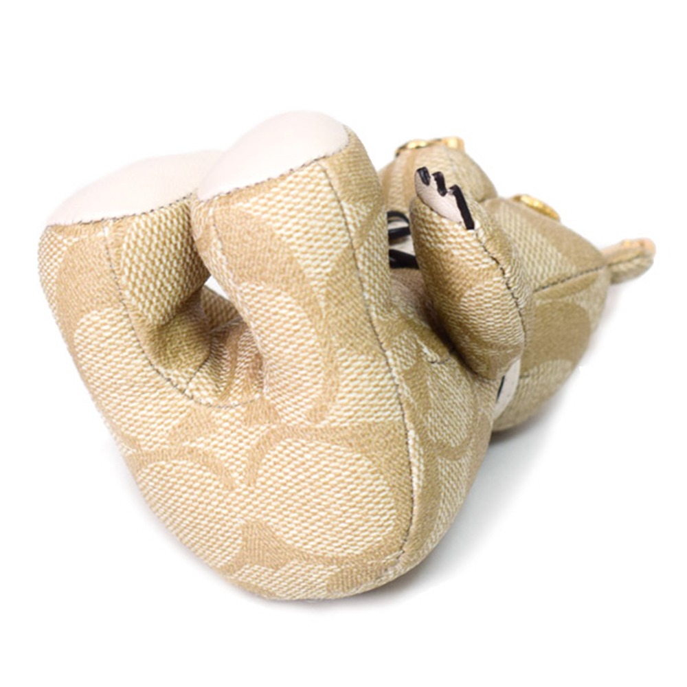 【COACH】經典LOGO皮革小熊坐姿吊飾-淺卡其白-細節圖4