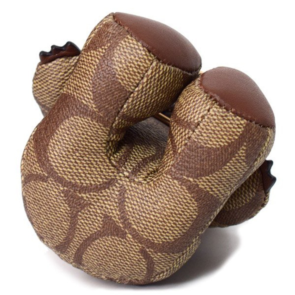 【COACH】經典LOGO皮革小熊坐姿吊飾-卡其駝-細節圖5