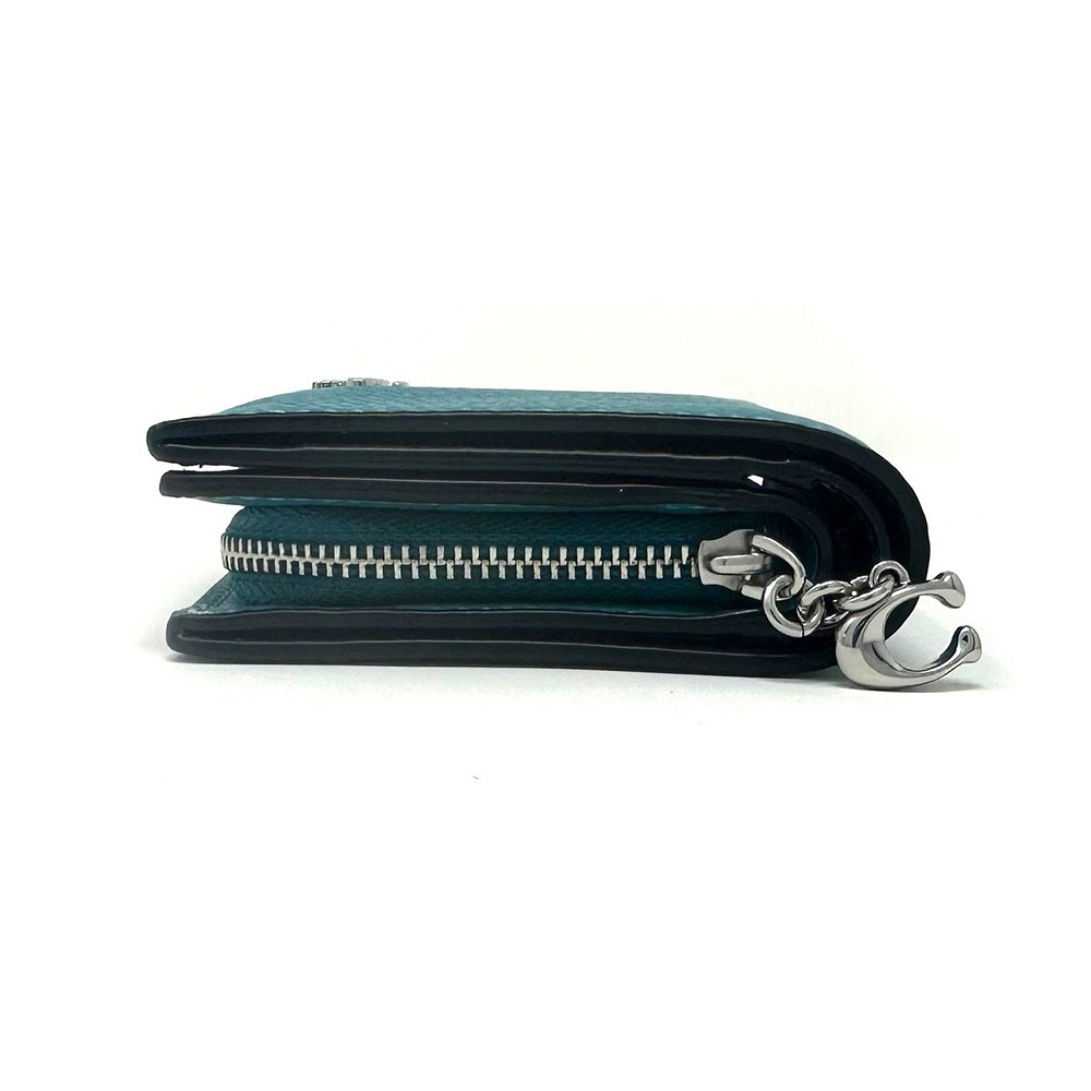 【COACH】鵝卵石皮革二折短夾-土耳其藍-細節圖3