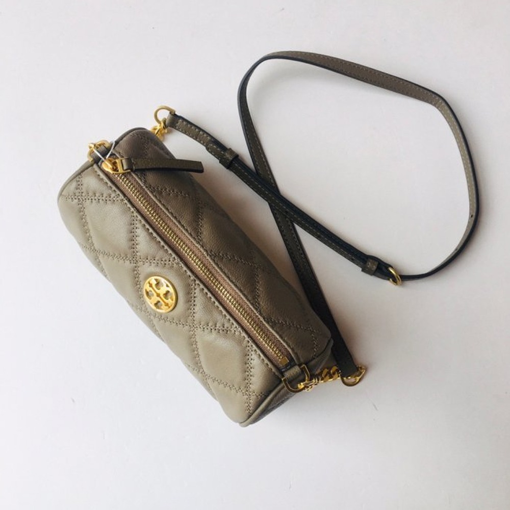 【TORY BURCH】高質感小羊皮菱格紋圓筒斜背小包-岩石灰-細節圖2