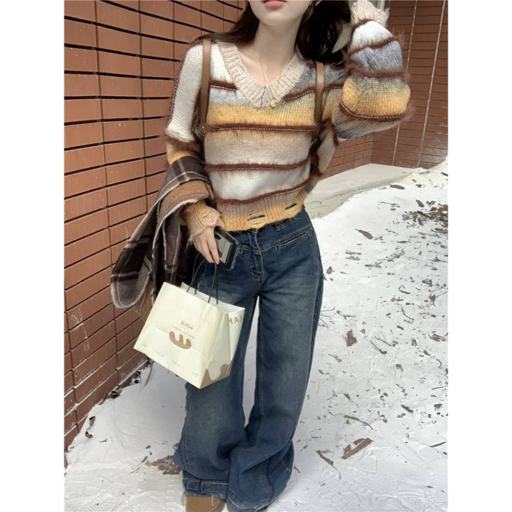 漸層條紋V領短版針織毛衣-細節圖5