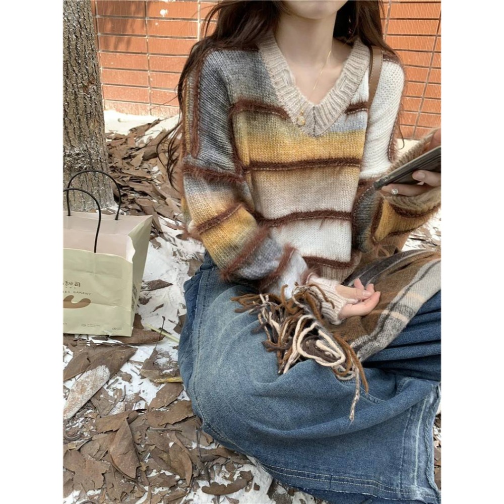 漸層條紋V領短版針織毛衣-細節圖6