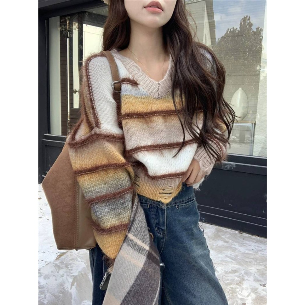 漸層條紋V領短版針織毛衣-細節圖7