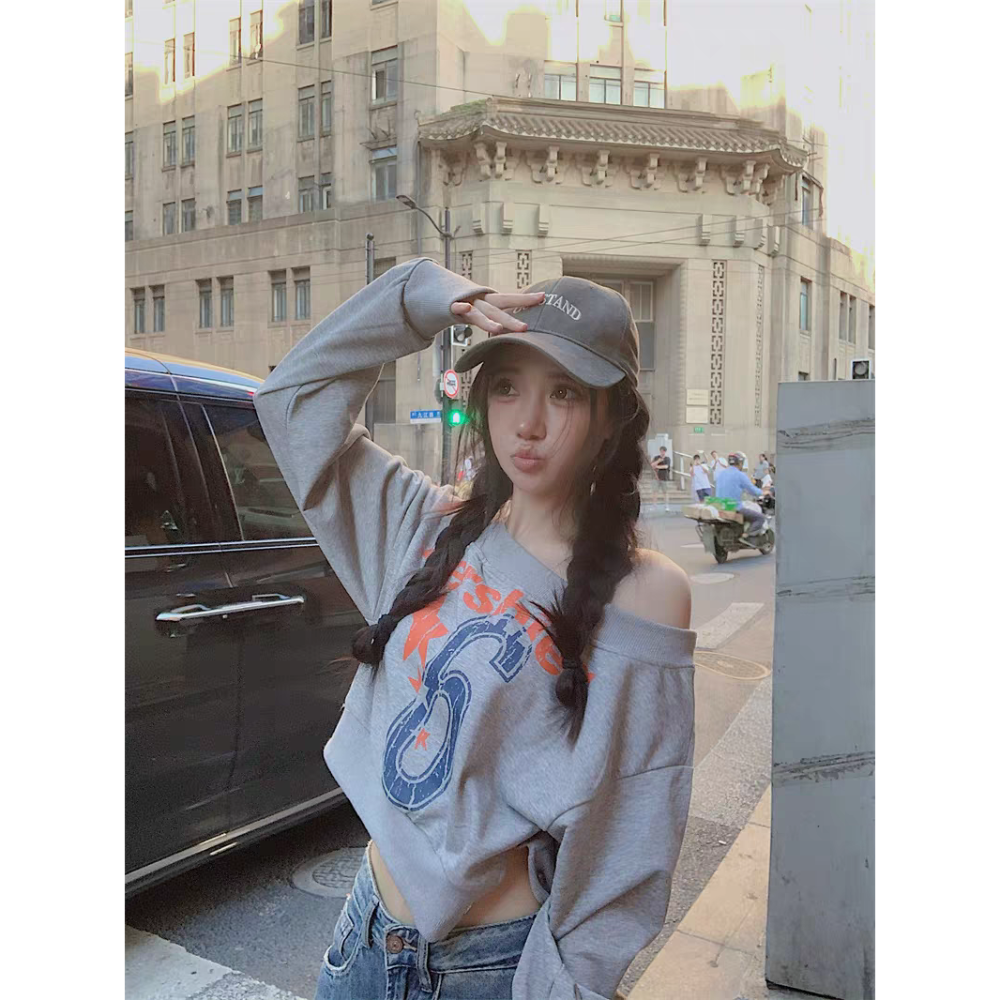 美式街頭字母印花一字領不規則短款長袖上衣-細節圖2