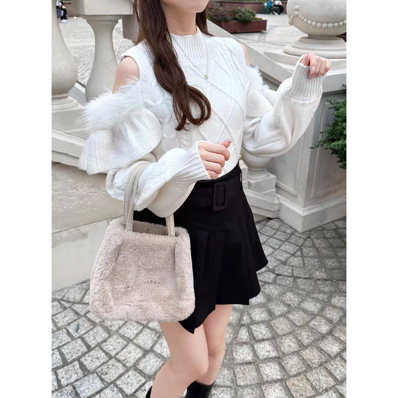 日系甜美露肩絞花羽毛感燈籠袖針織上衣-細節圖2