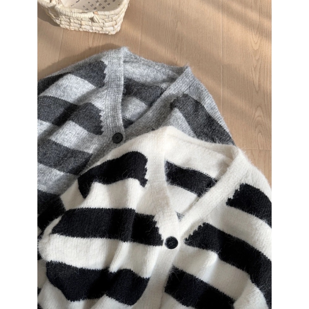 韓系慵懶風V領條紋針織開襟外套-細節圖4