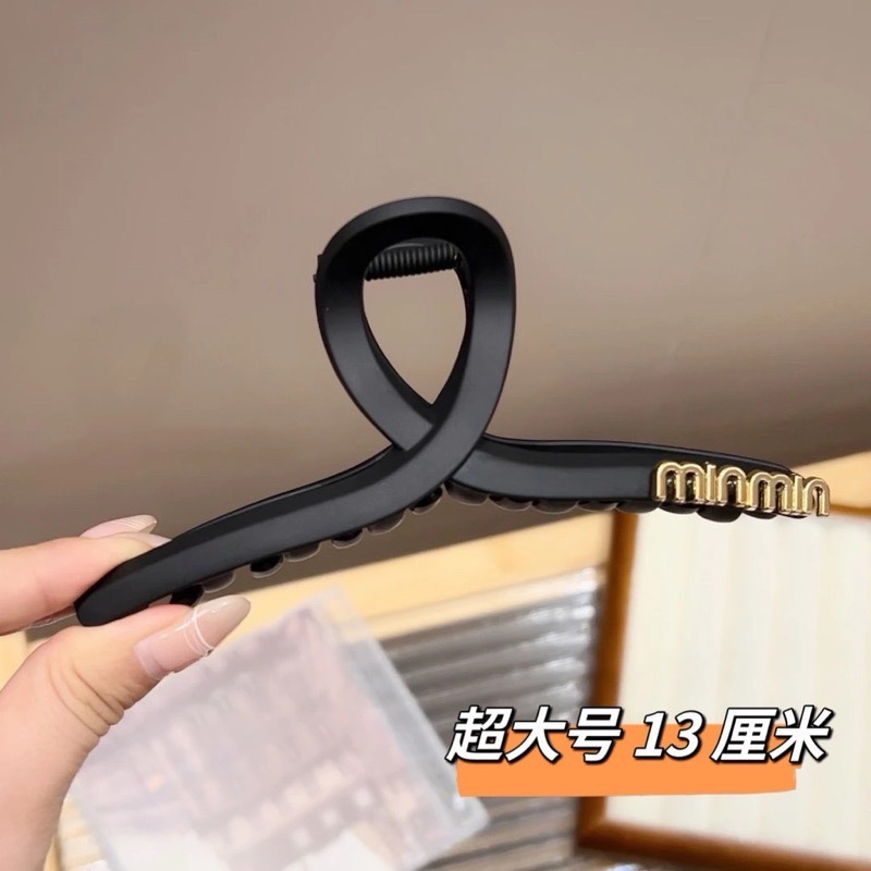 現貨💕早春時尚氣質愛心字母抓夾女韓版大號後腦勺盤發鯊魚夾髮夾髮飾-細節圖5