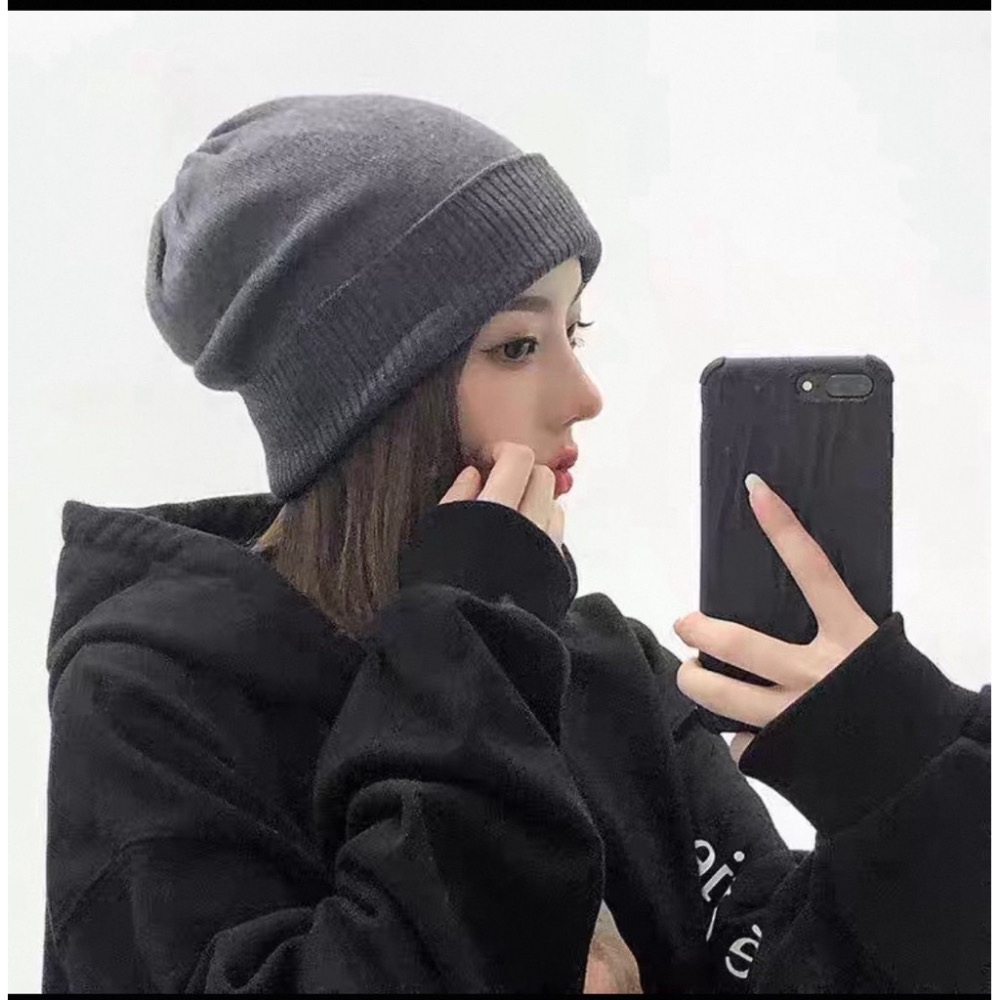 深灰色帽深棕髮