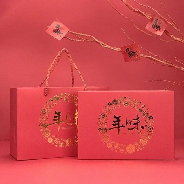◎2入◎大紅燙金年味新年禮盒/牛軋糖內分隔提盒/鳳梨酥雪媚娘綠豆糕手提禮物盒/新年創意糖果禮品盒-細節圖3
