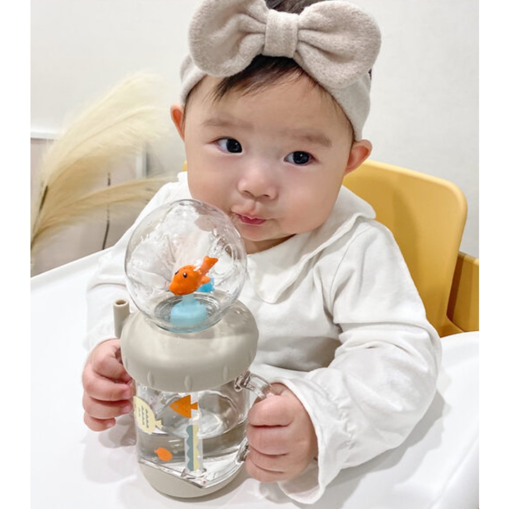 𝗣𝗲𝗻𝗻𝘆 𝗦𝘁𝘂𝗱𝗶𝗼韓國童裝🇰🇷韓國小金魚噴泉吸管杯 ✈ 預購 喝水神器 兒童水壺-細節圖5