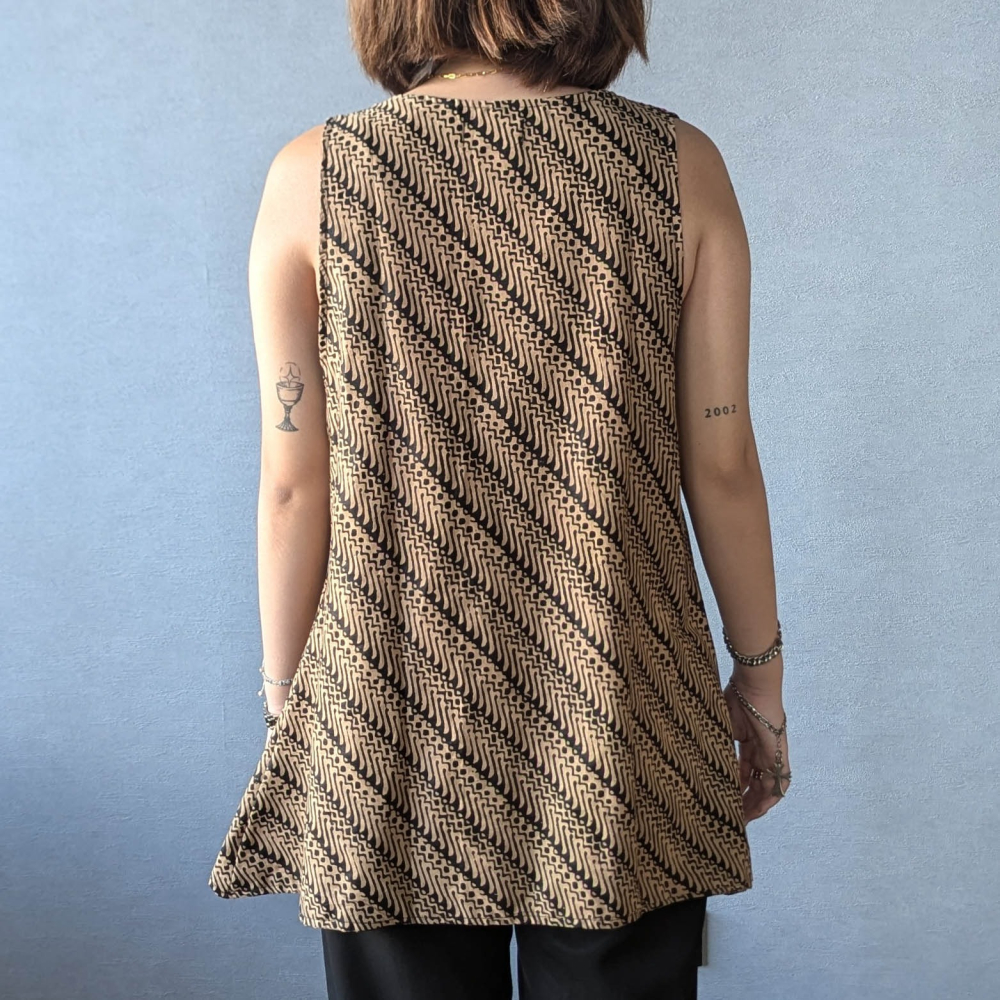 TABITHA 無袖長版背心 - Brown Parang 棕黑普普 - TAB001-細節圖4