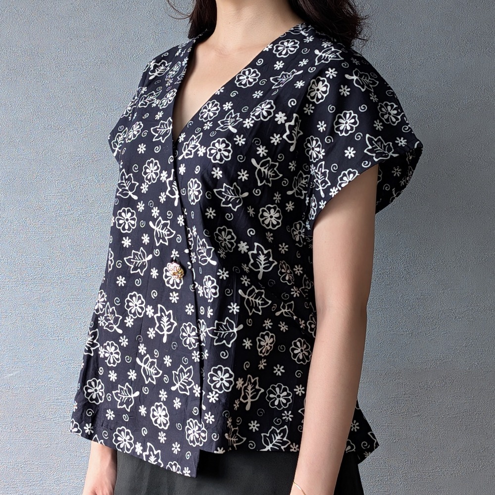 【INBATIC】SUKI - Black Flowers 黑花花 - BATIK BROOCHE 短袖上衣-細節圖2