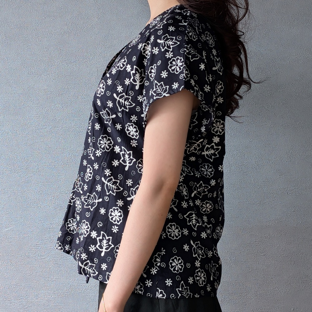 【INBATIC】SUKI - Black Flowers 黑花花 - BATIK BROOCHE 短袖上衣-細節圖3
