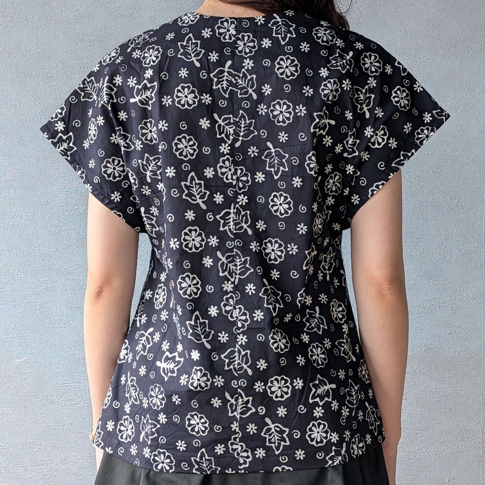 【INBATIC】SUKI - Black Flowers 黑花花 - BATIK BROOCHE 短袖上衣-細節圖4