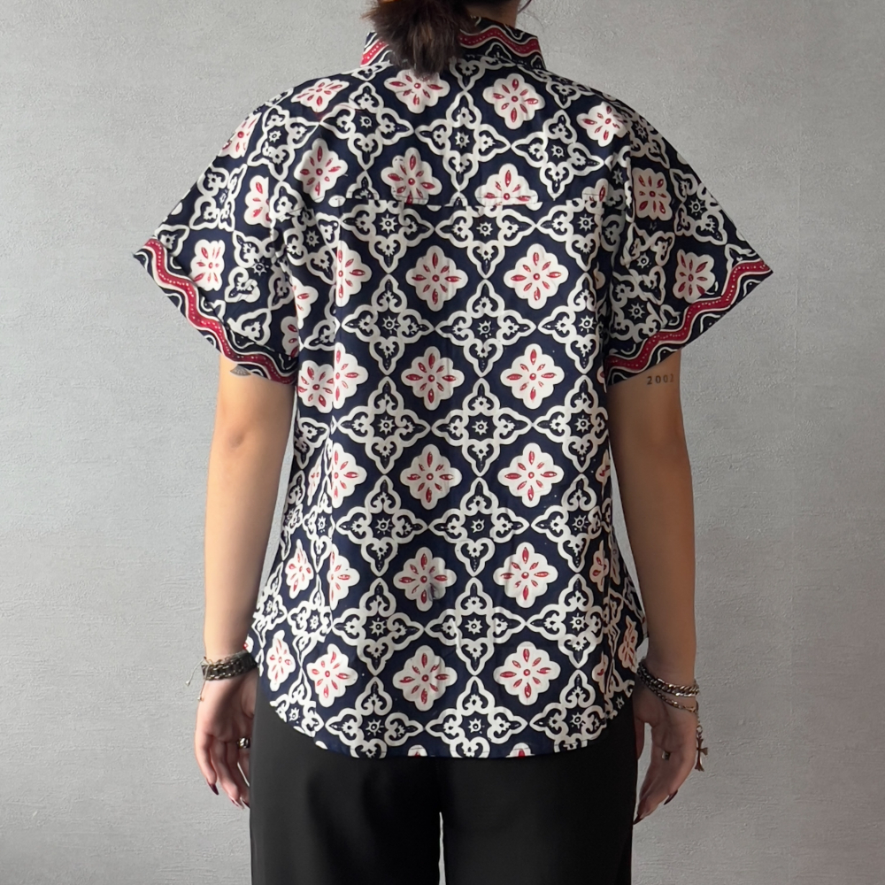 【INBATIC】MIRA - Navy Tile 藍磁 - Batik Shirt 上衣-細節圖4