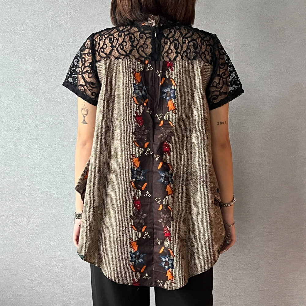 【INBATIC】RENDALA - Batik Laced Top 蕾絲上衣 - Brown Vines 棕藤蔓-細節圖4