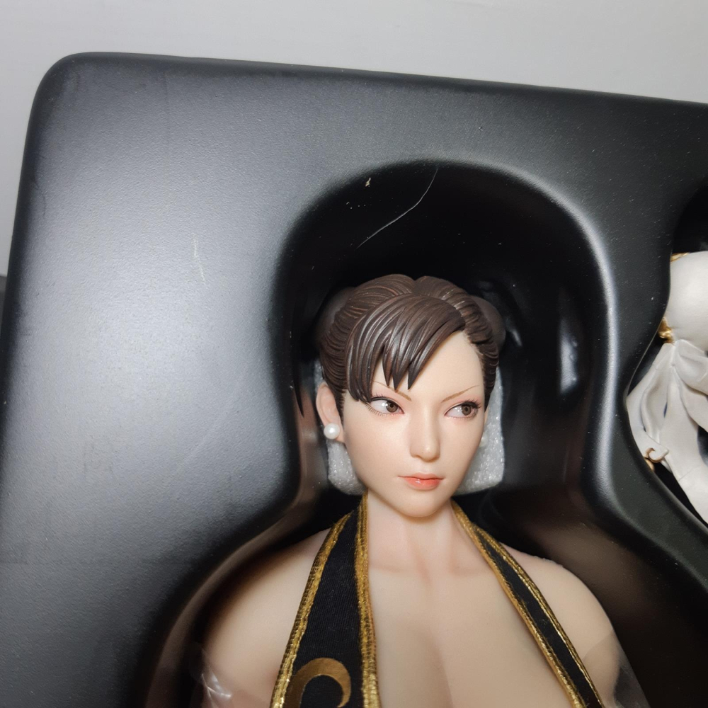 拆檢 PLAY TOY 格鬥女神2.0 快打旋風 春麗 P023A 黑衣 1/6 12吋 包膠可動人偶-細節圖4