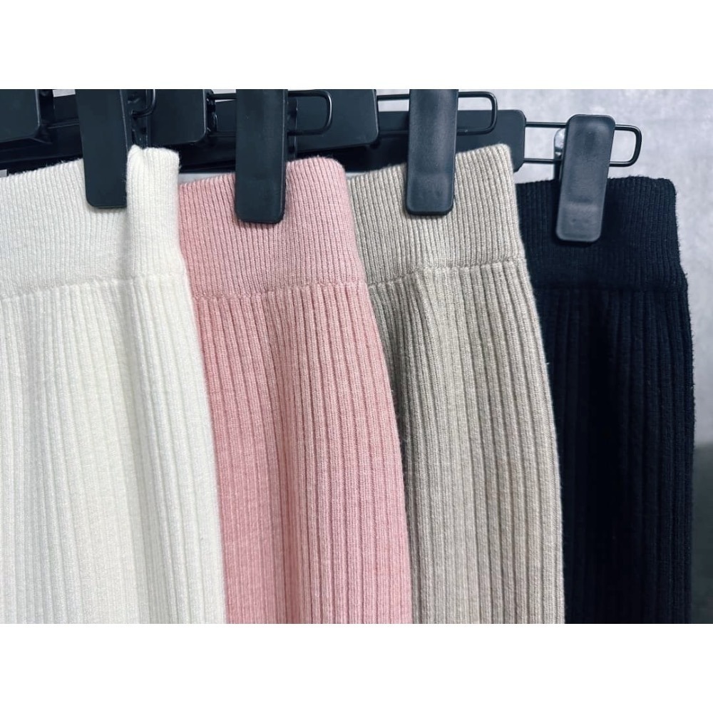 台中現貨實拍 秋冬必備 棉花糖女孩 大尺碼 大屁屁 經典不敗的超彈力後開叉激瘦坑紋針織裙 5色-細節圖3