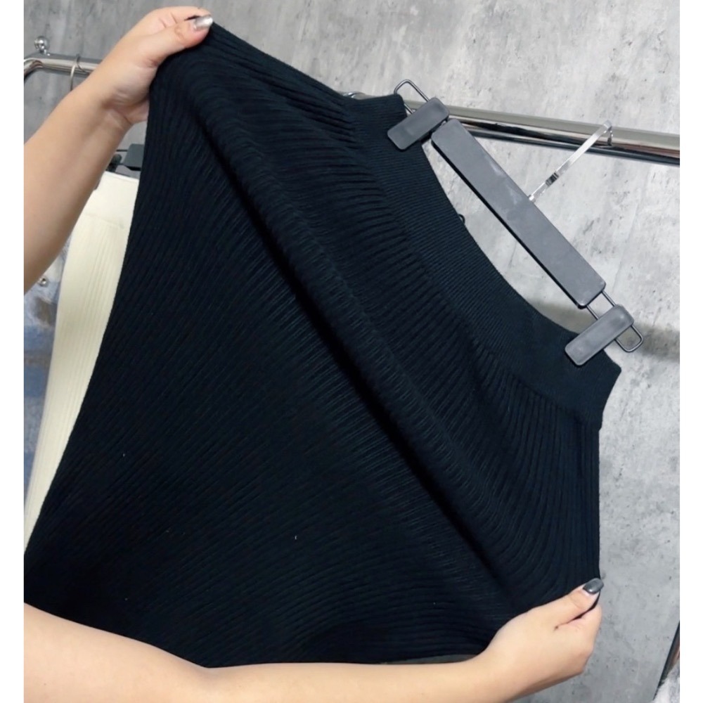 台中現貨實拍 秋冬必備 棉花糖女孩 大尺碼 大屁屁 經典不敗的超彈力後開叉激瘦坑紋針織裙 5色-細節圖6