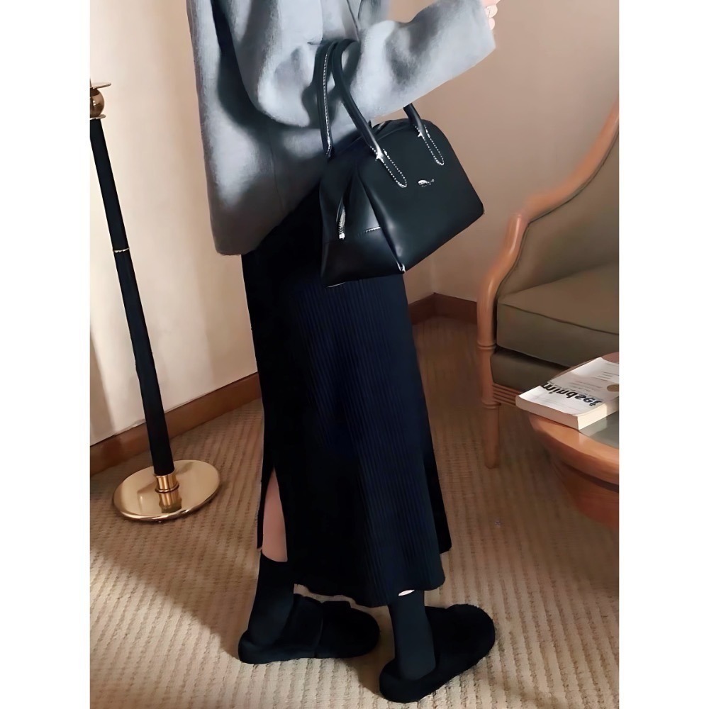 202512歐洲旅拍新品💘台中現貨 秋冬必備棉花糖女孩 大尺碼 大屁屁 經典不敗的超彈力後開叉激瘦坑紋針織裙 5色-細節圖7