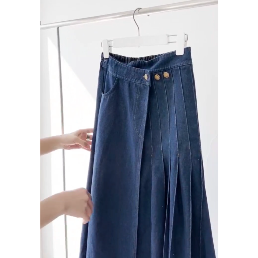 現貨 可調節暗扣一片式交叉魚尾百摺長裙半身後鬆緊彈性 大尺碼可下擺毛邊 2色 淺藍 深藍 丹寧 牛仔裙  不規則不對-細節圖2