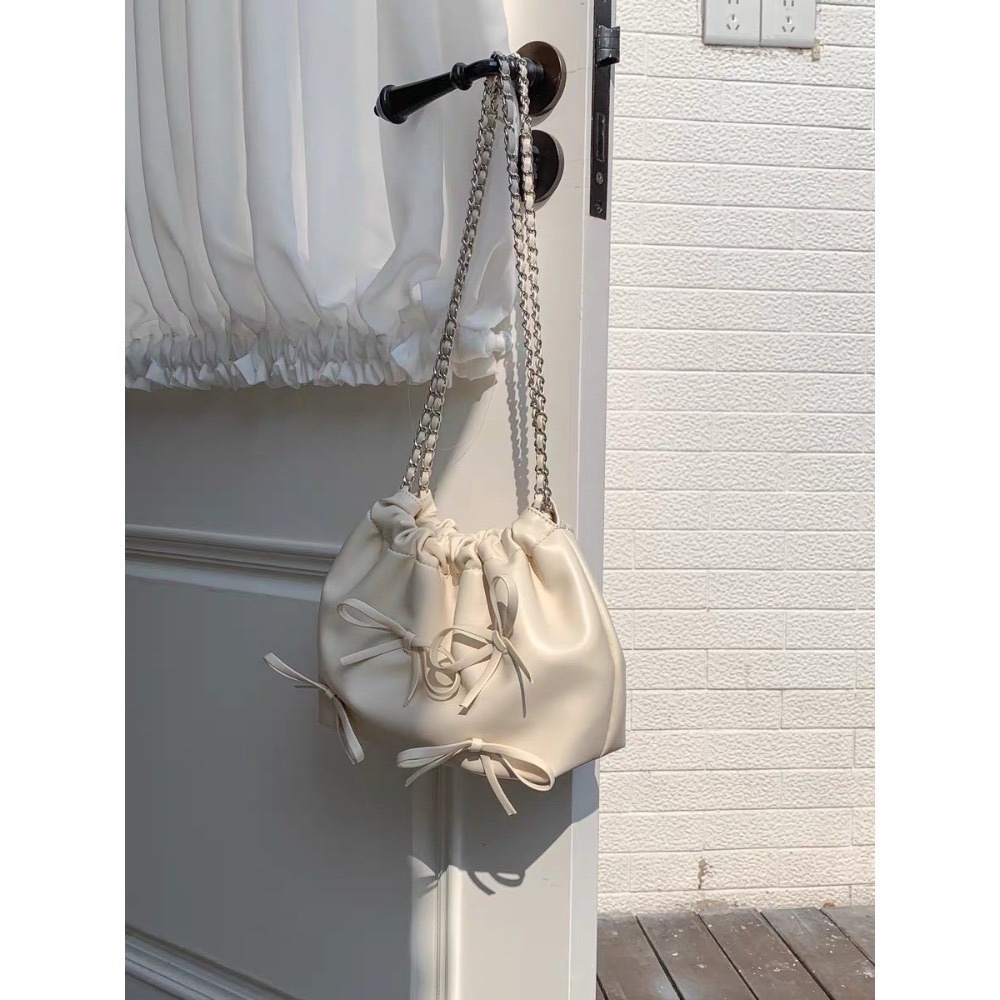 台中現貨 最近很火的蝴蝶結鏈條包/水桶包 闆娘自留款共2款3+5色-細節圖3