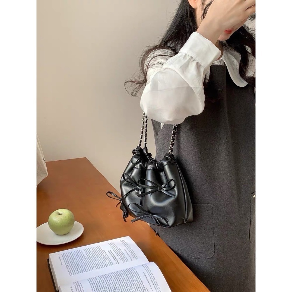 台中現貨 最近很火的蝴蝶結鏈條包/水桶包 闆娘自留款共2款3+5色-細節圖4