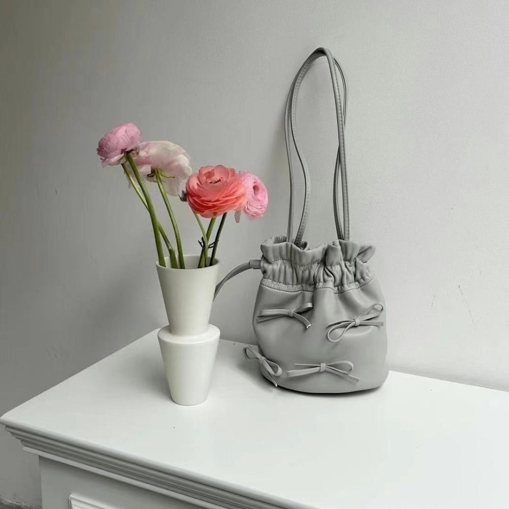 台中現貨 最近很火的蝴蝶結鏈條包/水桶包 闆娘自留款共2款3+5色-細節圖6