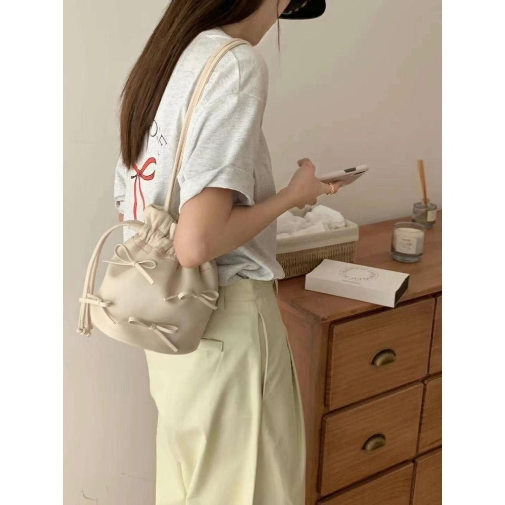 台中現貨 最近很火的蝴蝶結鏈條包/水桶包 闆娘自留款共2款3+5色-細節圖8