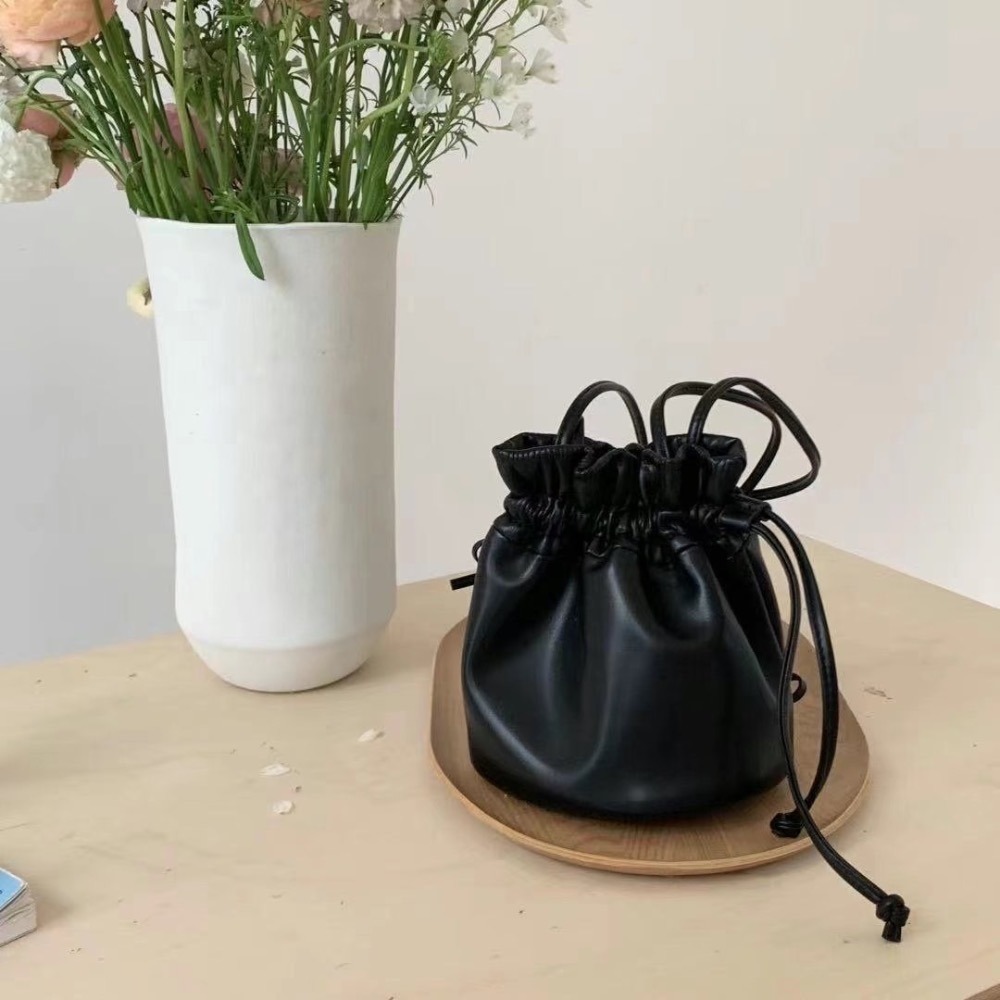 台中現貨 最近很火的蝴蝶結鏈條包/水桶包 闆娘自留款共2款3+5色-細節圖11